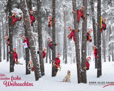 Mitarbeiterfotos für Weihnachtsgeschenk mit Zipfelmützen für Adventskalender retuschiert, Werbung für Weihnachten vom Grafiker für Kundengeschenke Eine Webseite und Webdesign von der Grafikagentur STUDIO MÜLLER eine Werbeagentur für Werbung, Grafik, Design, Fotografie und Videografie im Raum Offenburg, Lahr, Ettenheim, Kenzingen, Emmendingen und Freiburg