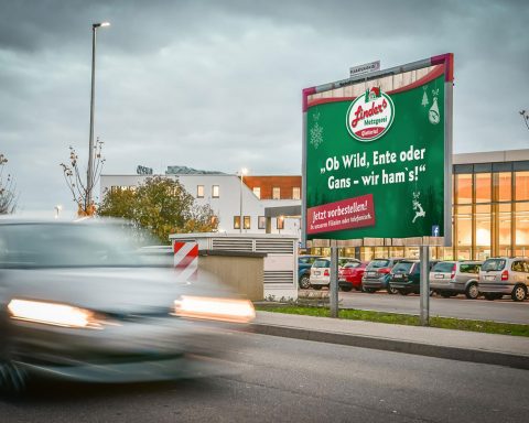 Gestaltung von einem Großplakat in der Stadt Freiburg an der Straße Straßenwerbung Poster Grafikdesign