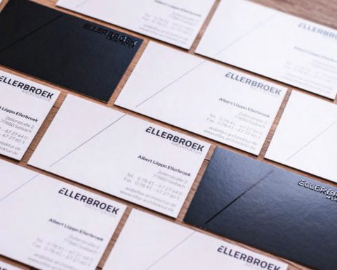 moderne Visitenkarten im edlen Firmendesign Corporate Design Drucken mit Lack für Architekten