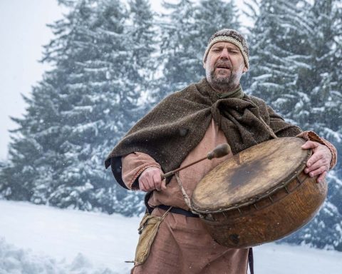 Portrait eines Schamanen im Schnee beim Schwitzhütten-Ritual im Schwarzwald von einem Fotograf aus Freiburg Ehrenkirchen