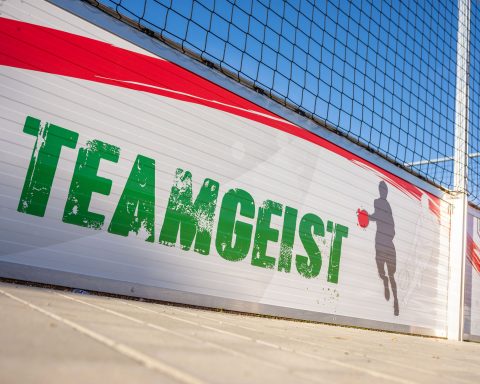 Design von Außenwerbung und Banner an einem Fußballplatz und Stadion mit Firmenlogo und Grafikdesign und Werbespruch Slogan von der Grafikagentur STUDIO MÜLLER