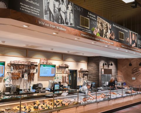 POS Gestaltung und Design von der Agentur STUDIO MÜLLER an der Verkaufstheke und Bedientheke von REWE und Metzgerei Linder im Glottertal