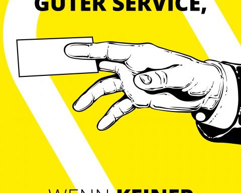 Eine Hand einer Werbeagentur Grafiker oder Designer in Kenzingen, Emmendingen, Ettenheim, Lahr und Offenburg überreicht eine Visitenkarte, auf der die Webseite und mehr Werbung drauf stehen.