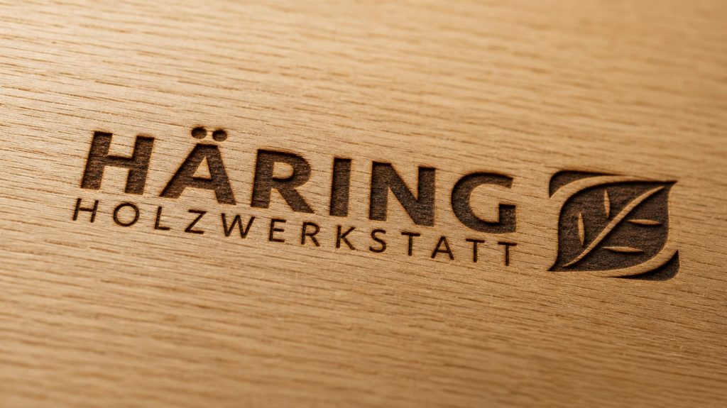 Ein Logo ist als Gravur in Holz gearbeitet. Das Logo ist ein modernes Redesign eines Handwerkunternehmens in der Nähe von Freiburg. Das Logo wurde von der Agentur STUDIO MÜLLER in Kenzingen überarbeitet. Es ist wertig gesetzt mit moderner aber zeitloser starker Schrift und die Wortmarke im Logo wurde verbessert mit Abständen zwischen den Elementen die es besser erkennbar machen.